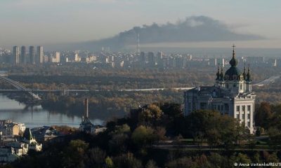 Humo sobre Kiev por ataques rusos. (18.10.2022). El humo se eleva en las afueras de Kiev por ataques rusos. Foto: DW