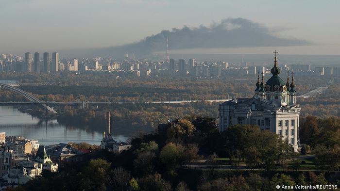 Humo sobre Kiev por ataques rusos. (18.10.2022). El humo se eleva en las afueras de Kiev por ataques rusos. Foto: DW