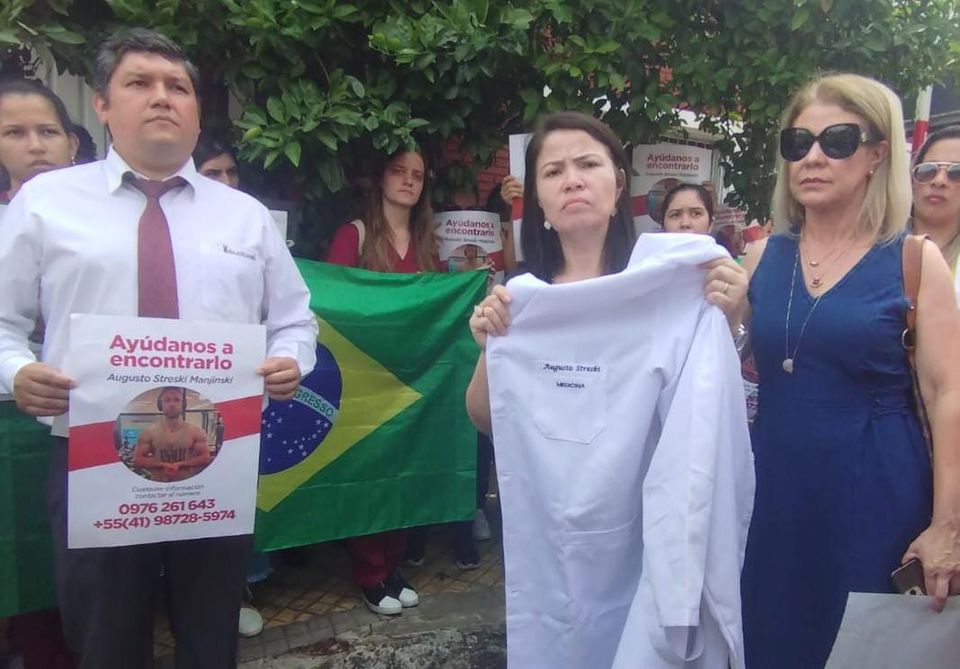 DOña Isabel (centro), madre del estudiante brasileño desaparecido. Foto: 680 AM