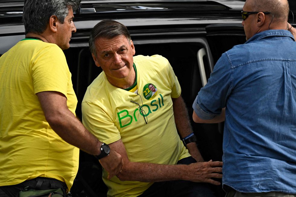 Jair Bolsonaro, al llegar a su colegio electoral en Río de Janeiro, el domingo. Foto: El País