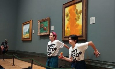 Activistas de "Just Stop Oil" lanzando sopa de tomate al cuadro de Van Gogh. Cortesía