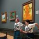 Activistas de "Just Stop Oil" lanzando sopa de tomate al cuadro de Van Gogh. Cortesía