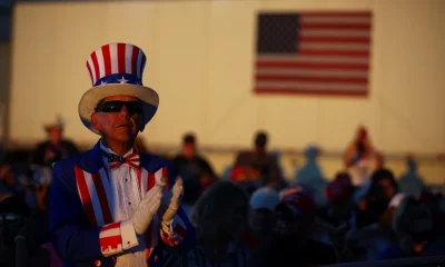 Un hombre disfrazado como el "Uncle Sam" durante una de las apariciones de Donald Trump con los candidatos a las elecciones legislativas de noviembre en Arizona. Foto: Infobae
