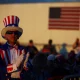 Un hombre disfrazado como el "Uncle Sam" durante una de las apariciones de Donald Trump con los candidatos a las elecciones legislativas de noviembre en Arizona. Foto: Infobae