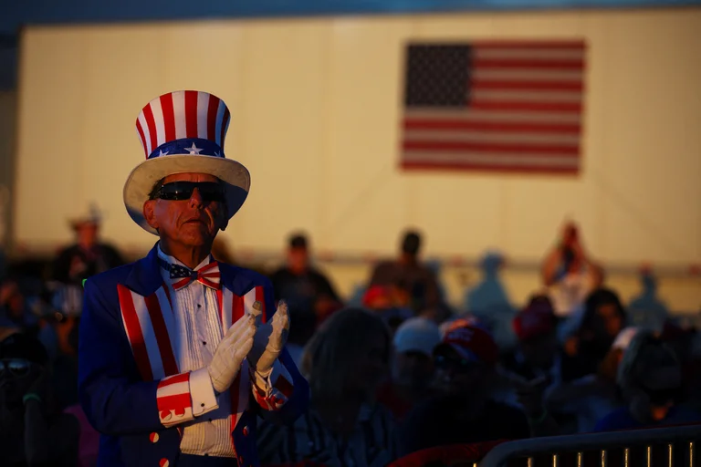 Un hombre disfrazado como el "Uncle Sam" durante una de las apariciones de Donald Trump con los candidatos a las elecciones legislativas de noviembre en Arizona. Foto: Infobae