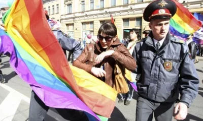 La fuerzas de seguridad rusa detienen a una manifestante de los derechos LGBT. Foto: Infobae. Archivo.