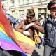 La fuerzas de seguridad rusa detienen a una manifestante de los derechos LGBT. Foto: Infobae. Archivo.