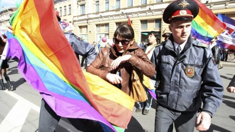 La fuerzas de seguridad rusa detienen a una manifestante de los derechos LGBT. Foto: Infobae. Archivo.