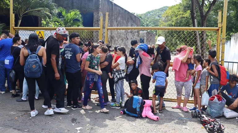 Imagen de las largas filas de migrantes en Tapachula. Foto: Infobae