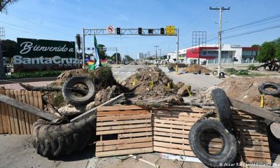 Las calles de Santa Cruz lucen bloqueadas por barricadas en medio de una huelga opositora. Foto: DW