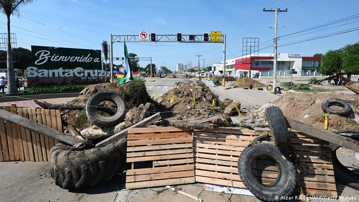 Las calles de Santa Cruz lucen bloqueadas por barricadas en medio de una huelga opositora. Foto: DW