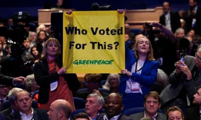 Integrantes de Greenpeace sostienen un cartel de protesta durante el discurso de Liz Truss en la conferencia anual del Partido Conservador de Gran Bretaña. Foto: Infobae