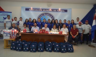 Las seleccionadas posan junto a miembros del cuerpo técnico y directivos de la FPFS. Foto: Óscar Villalba