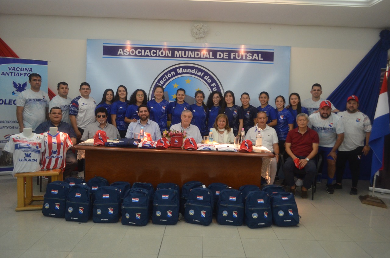 Las seleccionadas posan junto a miembros del cuerpo técnico y directivos de la FPFS. Foto: Óscar Villalba