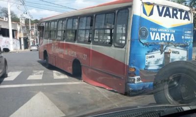 El bus perdió las ruedas traseras. Foto: Gentileza