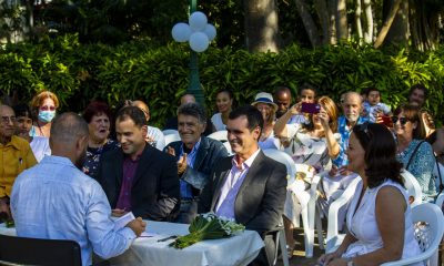 Los arquitectos Ruslan Muñoz y Abel Tablada durante su boda civil, el 26 de octubre en la Quinta de los Molinos de La Habana. Foto: El País