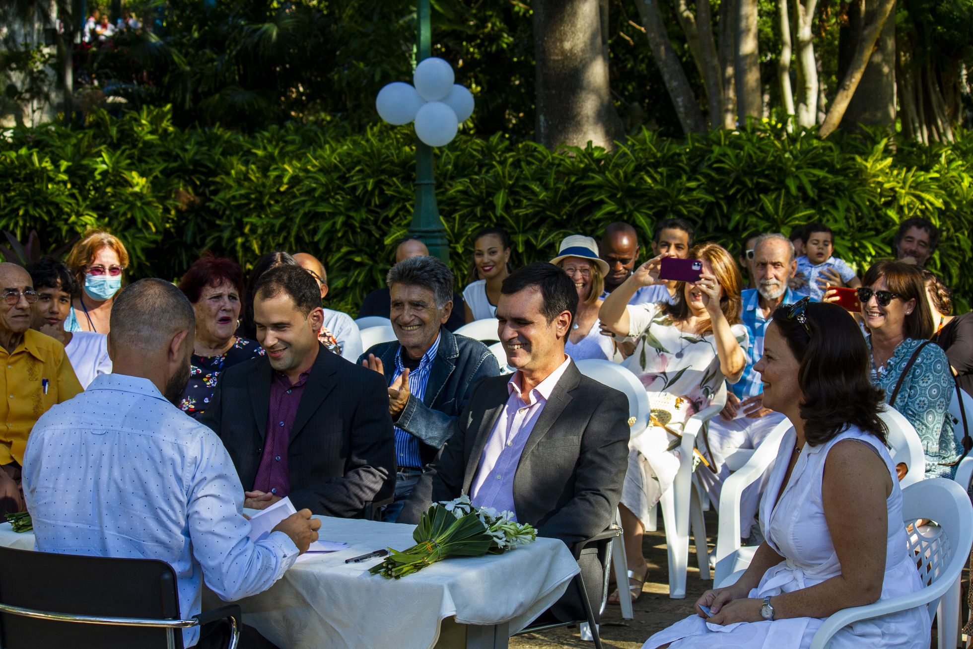 Los arquitectos Ruslan Muñoz y Abel Tablada durante su boda civil, el 26 de octubre en la Quinta de los Molinos de La Habana. Foto: El País