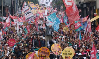 El expresidente de Brasil y candidato presidencial por el izquierdista Partido de los Trabajadores (PT), Lula da Silva, saluda a sus seguidores durante un mitin de campaña en vísperas de las elecciones presidenciales, en Sao Paulo, Brasil. Foto: EL País.