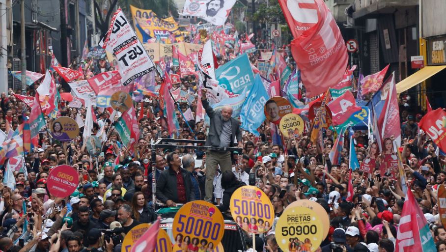 El expresidente de Brasil y candidato presidencial por el izquierdista Partido de los Trabajadores (PT), Lula da Silva, saluda a sus seguidores durante un mitin de campaña en vísperas de las elecciones presidenciales, en Sao Paulo, Brasil. Foto: EL País.