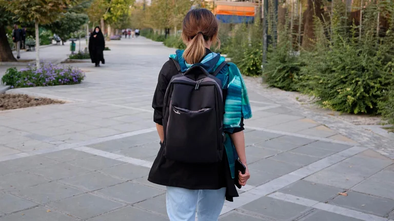 Mujer sin Hijab en Irán. Foto: Infobae.