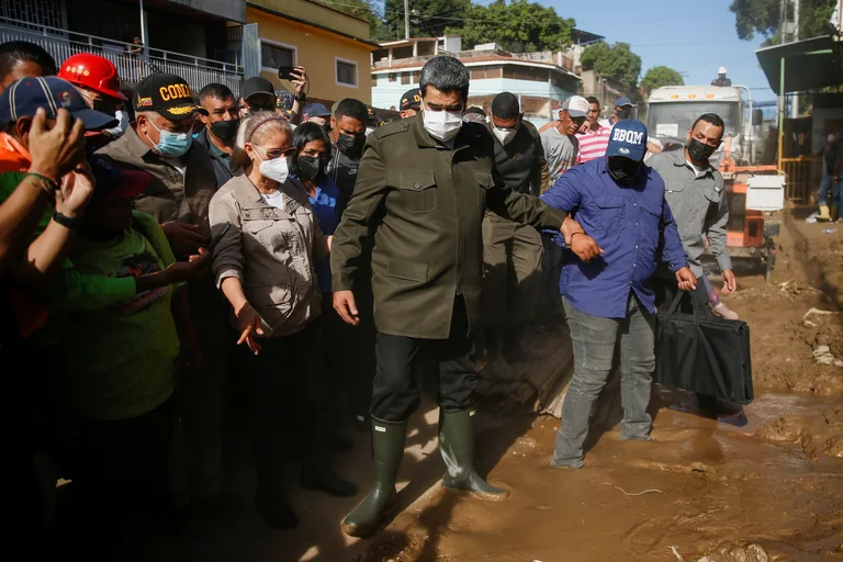 Nicolás Maduro recorrió la zona del desastre. Foto: Infobae