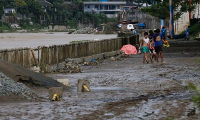 Niños caminando por el barro tras el tifón 'Nalgae' en Marikina City, Filipinas. Foto: Rtve