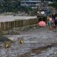 Niños caminando por el barro tras el tifón 'Nalgae' en Marikina City, Filipinas. Foto: Rtve