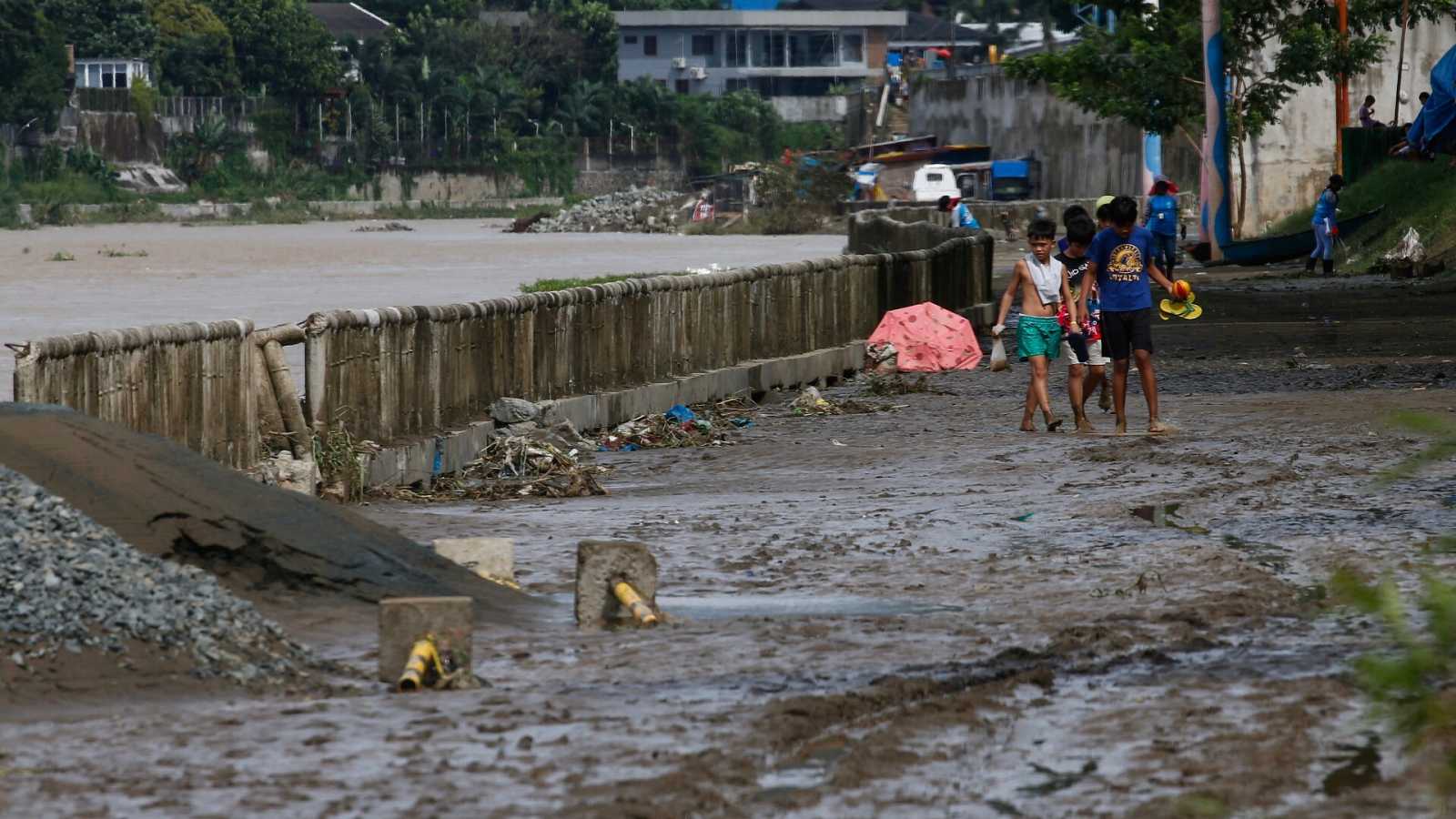 Niños caminando por el barro tras el tifón 'Nalgae' en Marikina City, Filipinas. Foto: Rtve