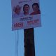 Afiches electorales colgados por funcionarios de la Essap, denuncian. Foto: Amambaynews