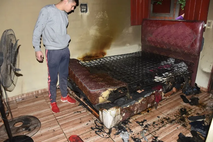 El fuego consumió la cama y otros objetos que el joven tenía en su pieza. Gentileza