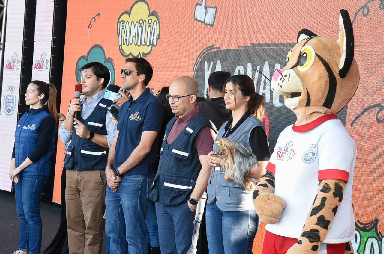 Los profesionales de Salud junto al ministro de Deportes y Tirika, la mascota de los Juegos Odesur. Foto: Gentileza