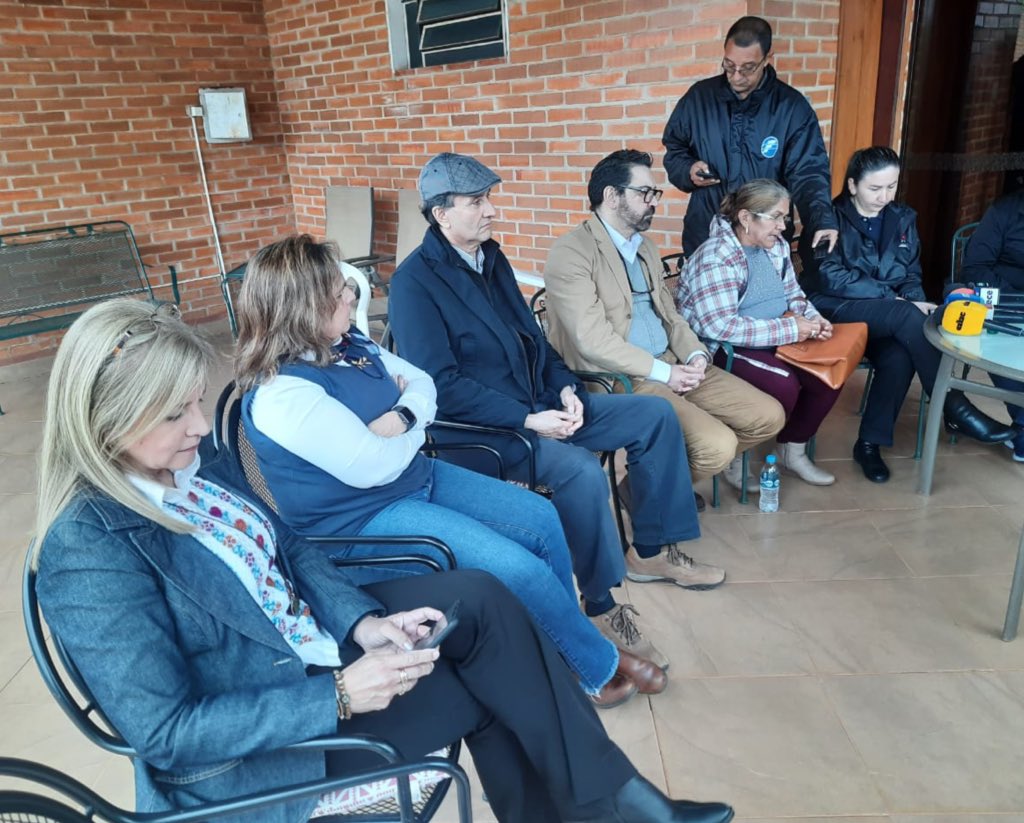 Los senadores Georgia Arrúa, Eusebio Ramón Ayala y Gilberto Apuril visitaron a las familias de los secuestrados. Foto: Senado