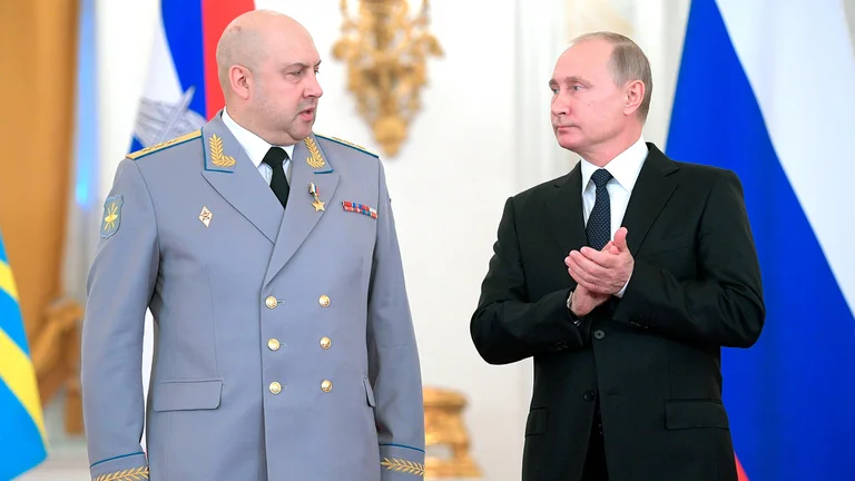 Serguéi Surovikin junto a Vladimir Putin. Foto: Infobae.