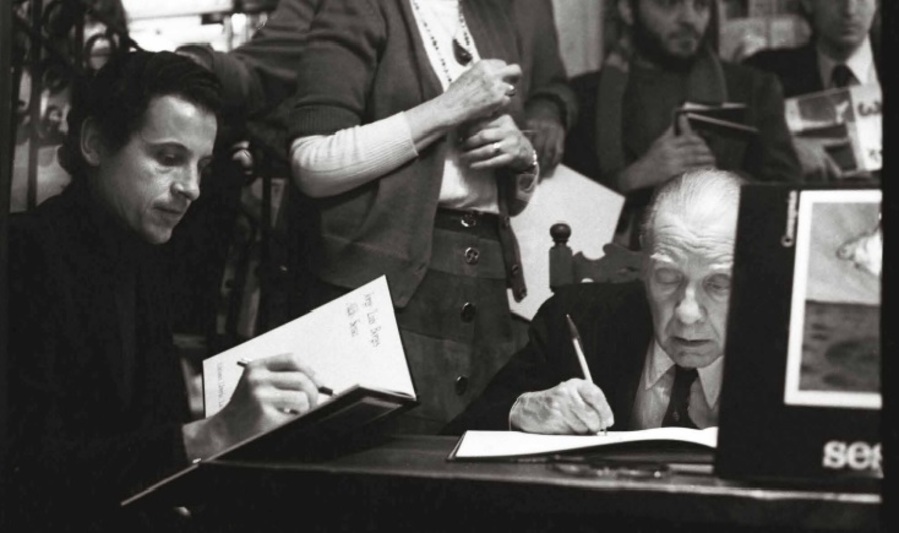 El artista Aldo Sessa y el escritor Jorge Luis Borges. 1976. Cortesía