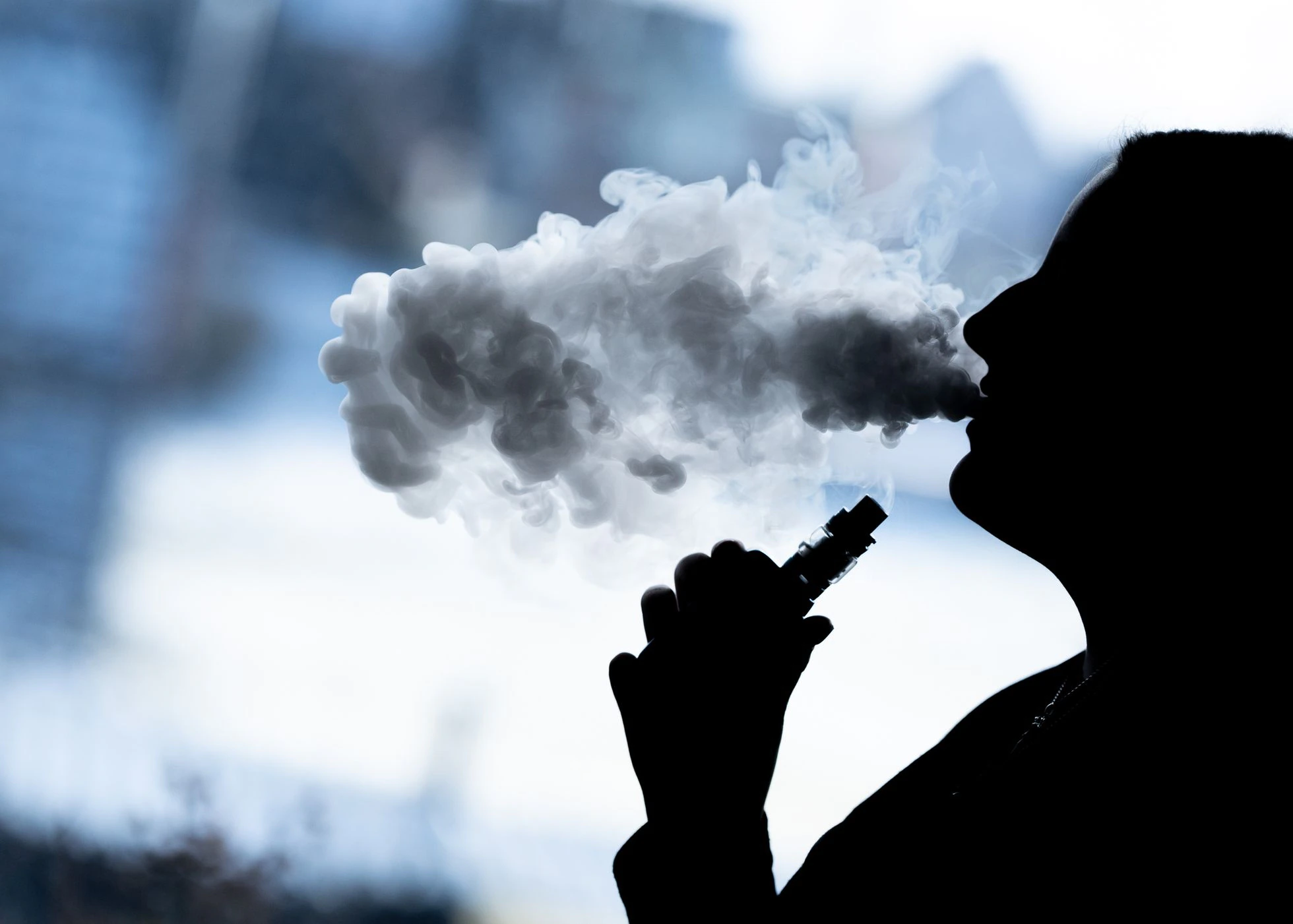 Silueta de una persona joven usando un vapeador. Foto: El País