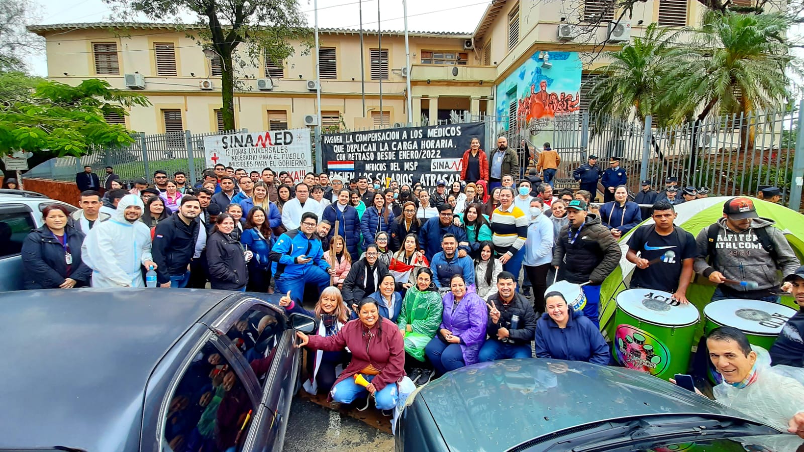 Los médicos frente a la sede del Ministerio de Salud. (Foto: Sinamed)