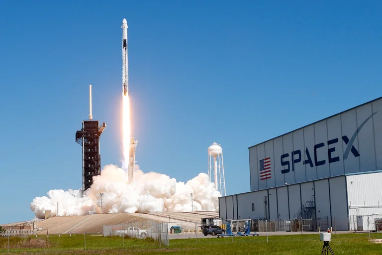 Un cohete SpaceX Falcon 9 con la cápsula Dragon se lanza desde Pad-39A en Crew 5. Foto: Infobae