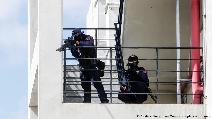 Un francotirador de la policía, apostado junto al edificio donde fue el ataque. Foto: DW.