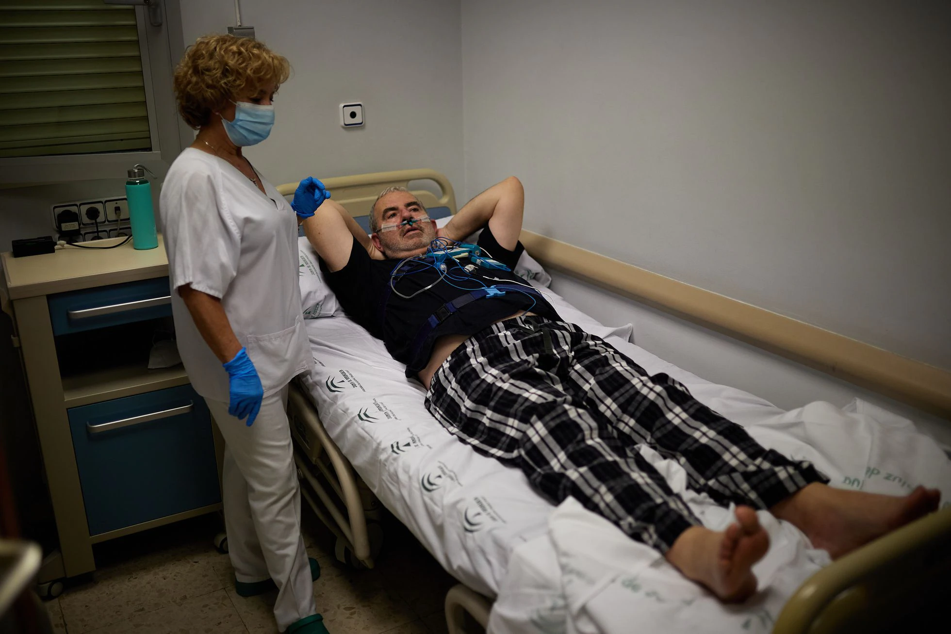 Un hombre se prepara para pasar la noche con un estudio de poligrafía cardiorespiratoria en una de las habitaciones destinadas al estudio del sueño. Foto: El País