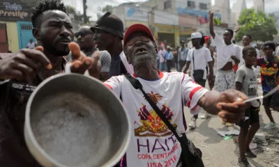 Un hombre sostiene una olla y una cuchara durante una protesta contra el gobierno y el aumento de los precios del combustible, en Puerto Príncipe, Haití 3 de octubre de 2022. Foto: Infobae