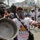 Un hombre sostiene una olla y una cuchara durante una protesta contra el gobierno y el aumento de los precios del combustible, en Puerto Príncipe, Haití 3 de octubre de 2022. Foto: Infobae