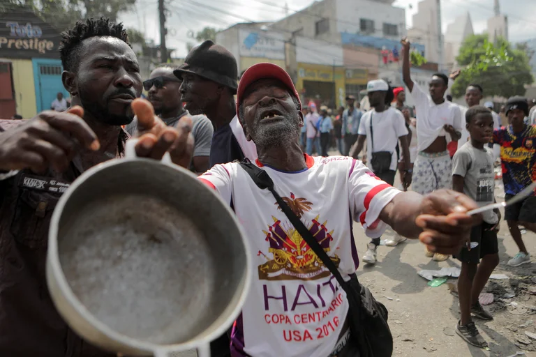 Un hombre sostiene una olla y una cuchara durante una protesta contra el gobierno y el aumento de los precios del combustible, en Puerto Príncipe, Haití 3 de octubre de 2022. Foto: Infobae