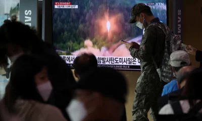 Un soldado surcoreano junto a una TV que muestra un lanzamiento de un misil norcoreano. Foto: Infobae.