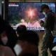 Un soldado surcoreano junto a una TV que muestra un lanzamiento de un misil norcoreano. Foto: Infobae.