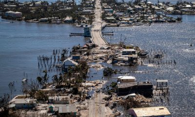 Una foto aérea muestra el único acceso al barrio de Matlacha, en Fort Myers, destruido por el huracán Ian. Foto: El País.