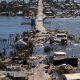 Una foto aérea muestra el único acceso al barrio de Matlacha, en Fort Myers, destruido por el huracán Ian. Foto: El País.