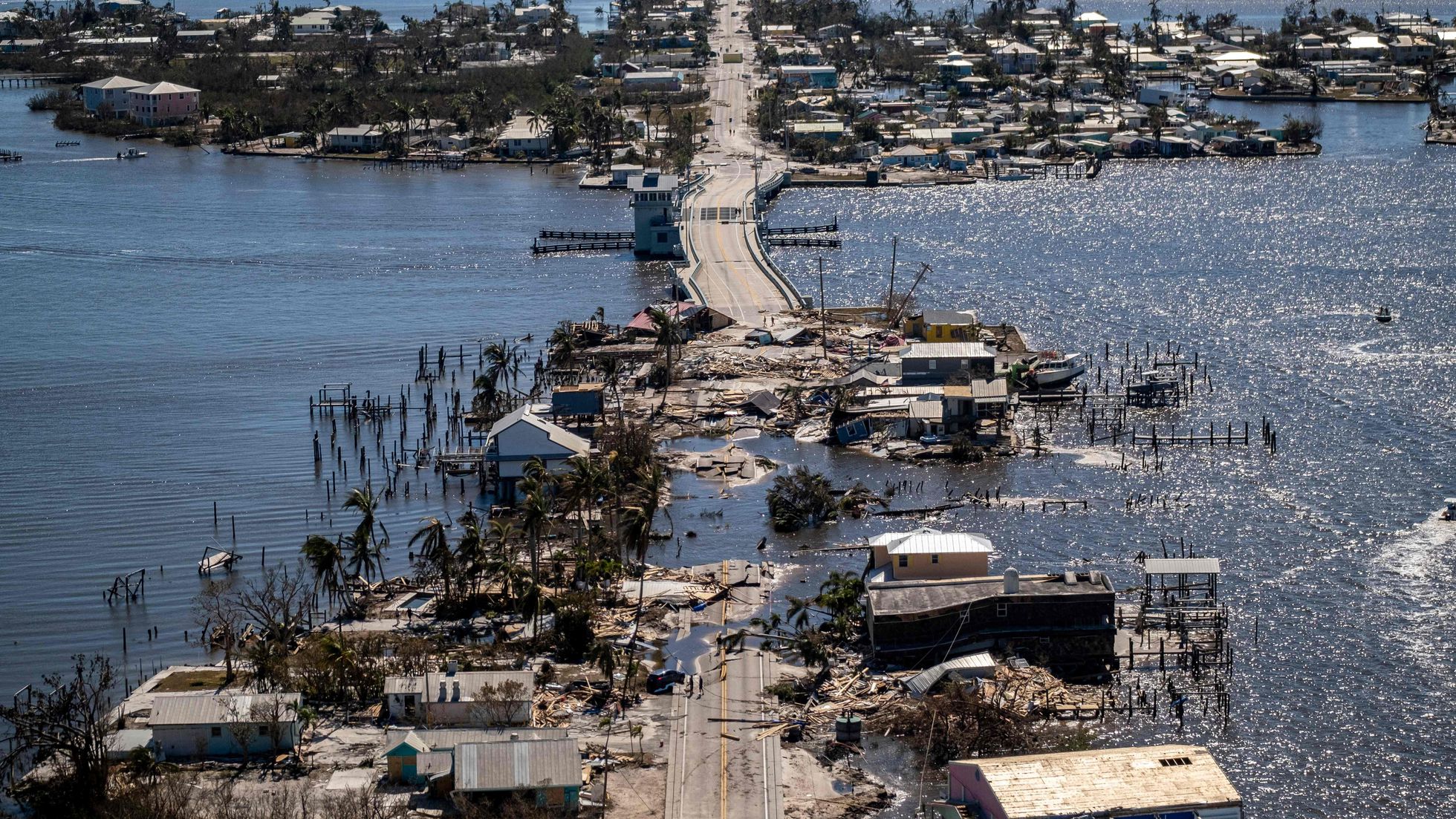 Una foto aérea muestra el único acceso al barrio de Matlacha, en Fort Myers, destruido por el huracán Ian. Foto: El País.