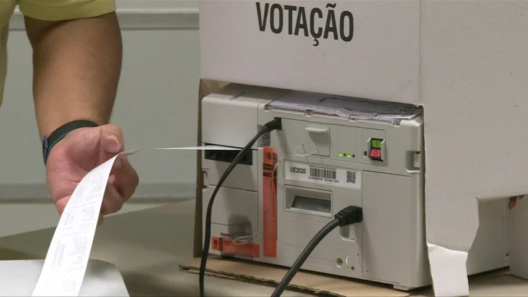 Una máquina de votación en la primera rueda electoral. Foto: Infobae.