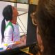 Una mujer mira la pantalla en la que aparece Elnaz Rekabi sin velo. Foto: Elperiodo.com