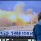 Una pantalla de televisión muestra la imagen de un ejercicio militar de Corea del Norte durante un programa de noticias en la estación de tren de Seúl, Corea del Sur, el 19 de octubre de 2022. Foto: DW